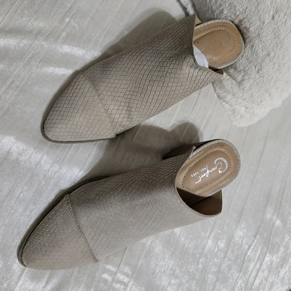 Women's Beige Block Heel Mules By Comfort Size 7 Lightly Worn. - Picture 5 of 5